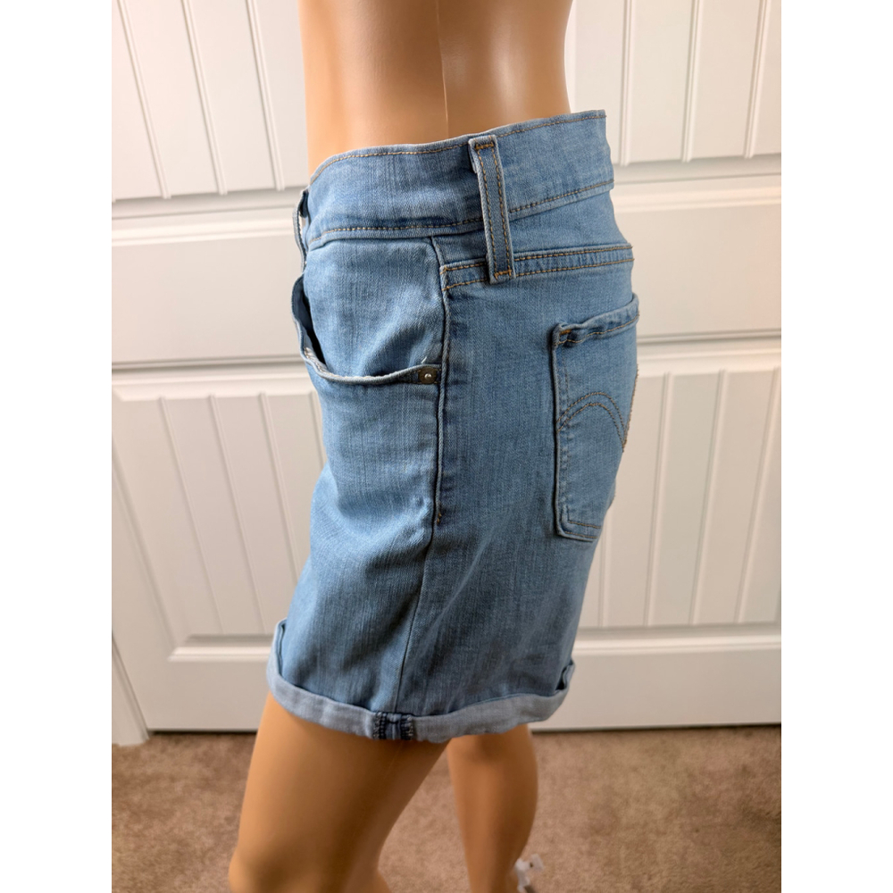 Women's Levi's Light Blue Mid Length Jean Shorts Sz 32 Normcore Y2K 90s inspired - Picture 10 of 16